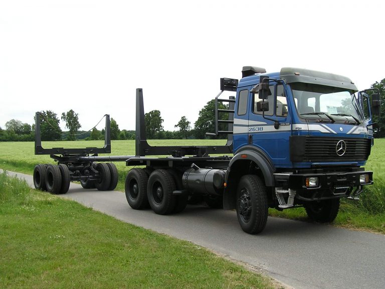 Baumstammtransportfahrzeug