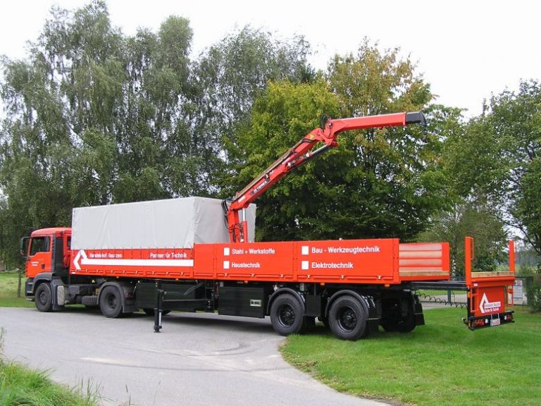 Sattelanhänger für den Stahlhandel mit mittigem Ladekran - Kran