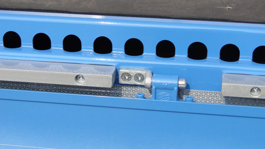 gelochter Außenrahmen mit Aluminiumvollmaterial als Gabelstaplerrammschutz